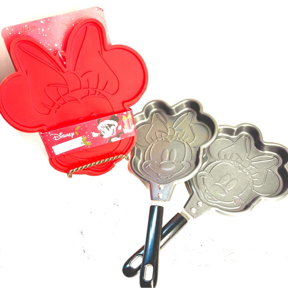 Lot of Minnie Mouse Kitchenware 2 Pancake/Waffle Cooktop Pans 2 Silicone Trivets